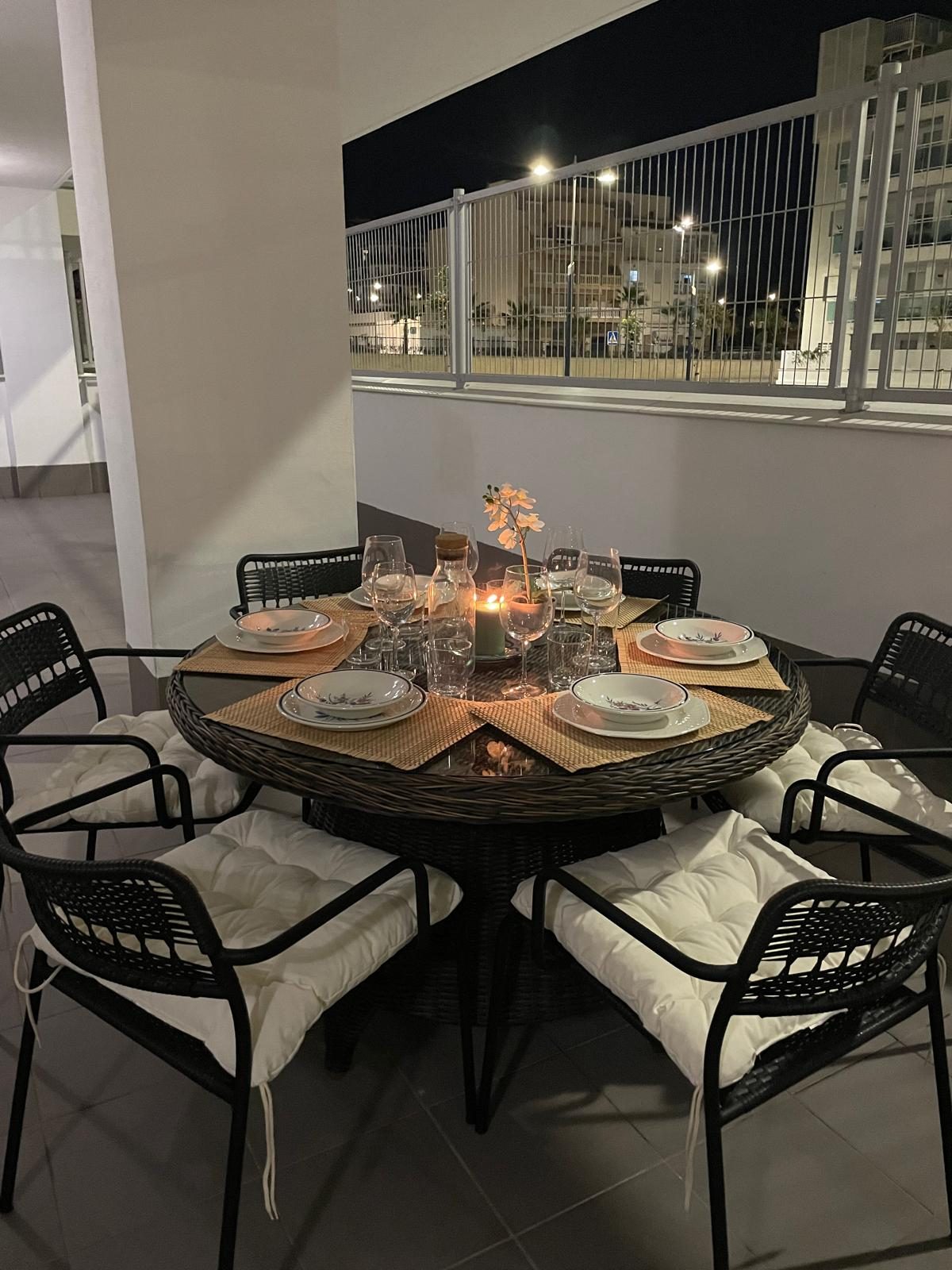 La mesa puesta al anochecer, apartamento Duna Beach en Torrox Costa