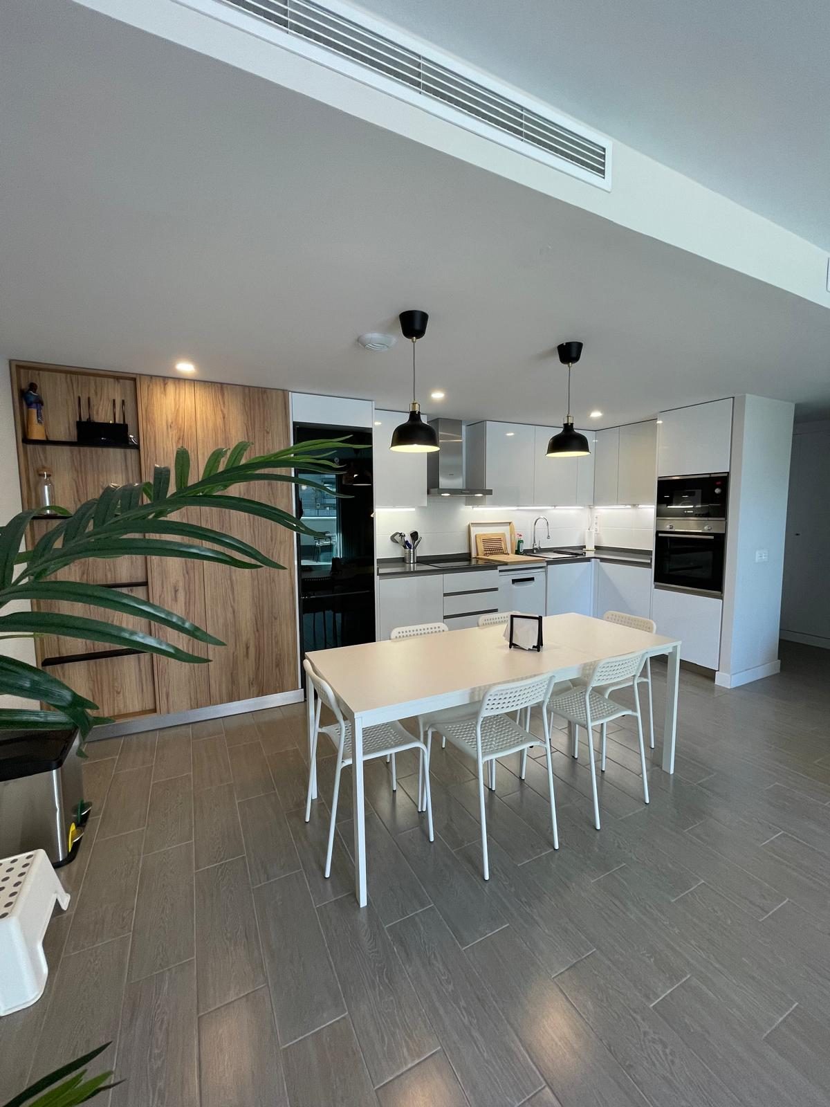 Cocina y mesa de comedor para seis, apartamento Duna Beach en Torrox Costa