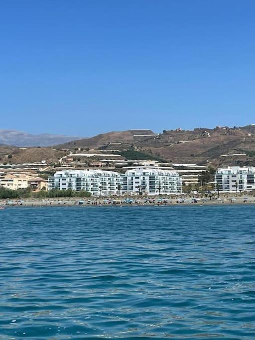 El edificio visto desde el mar, apartamento Duna Beach en Torrox Costa
