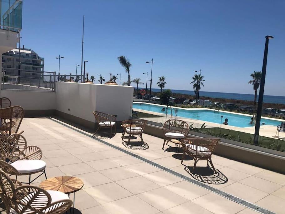Solárium junto a la piscina, apartamento Duna Beach en Torrox Costa