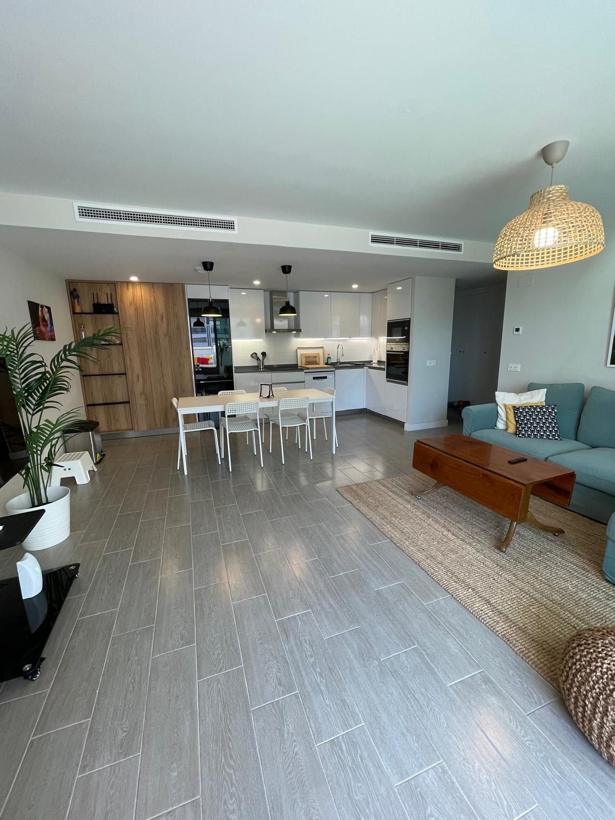 Salón, comedor y cocina abierta, apartamento Duna Beach en Torrox Costa
