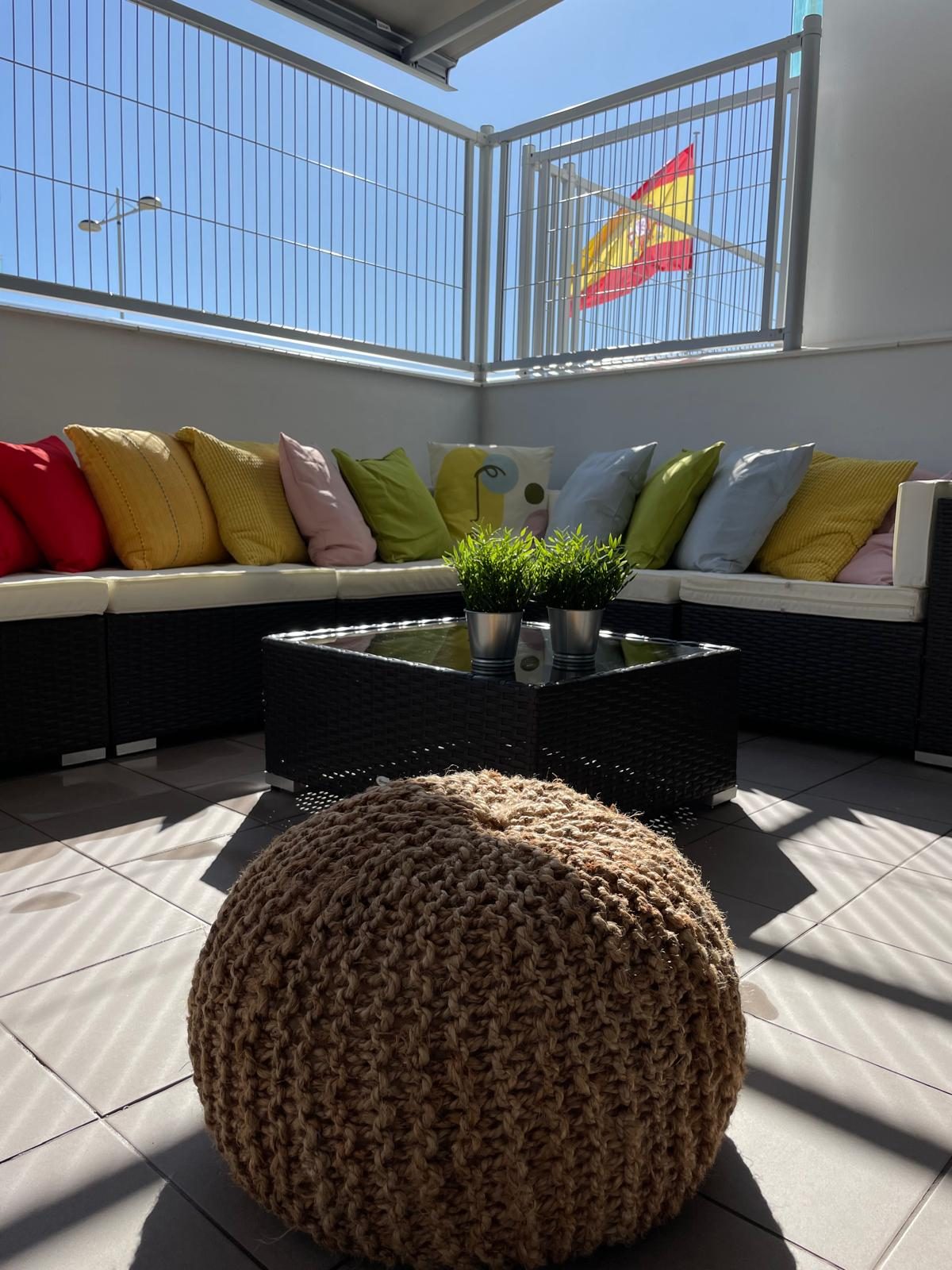 Rincón con cojines de colores, apartamento Duna Beach en Torrox Costa