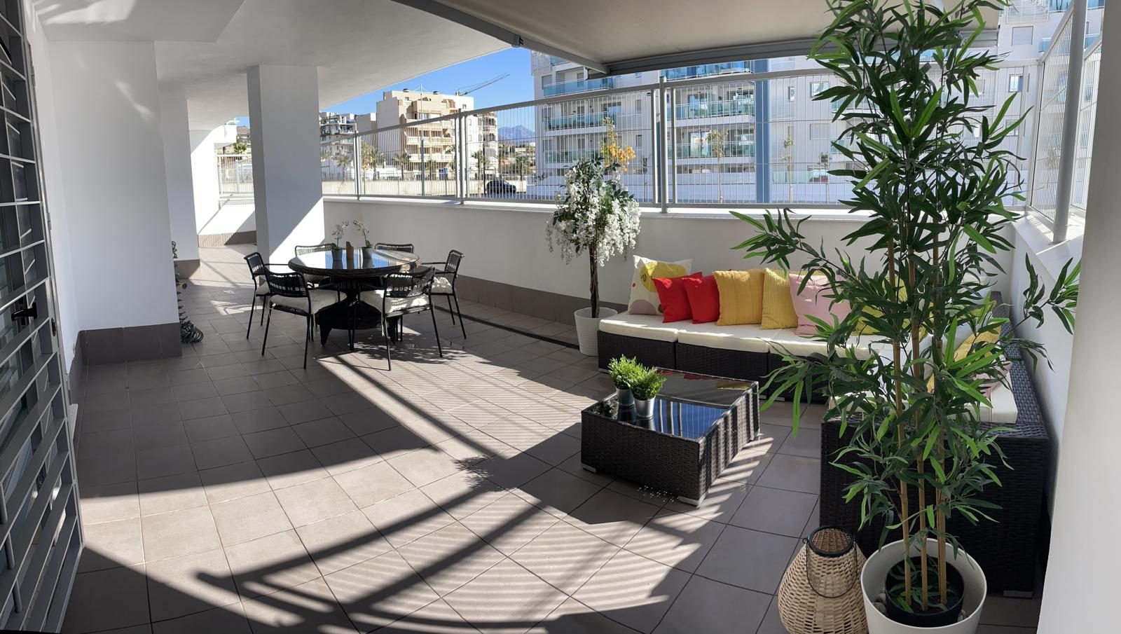 La terraza, con toldo y comedor exterior, apartamento Duna Beach en Torrox Costa