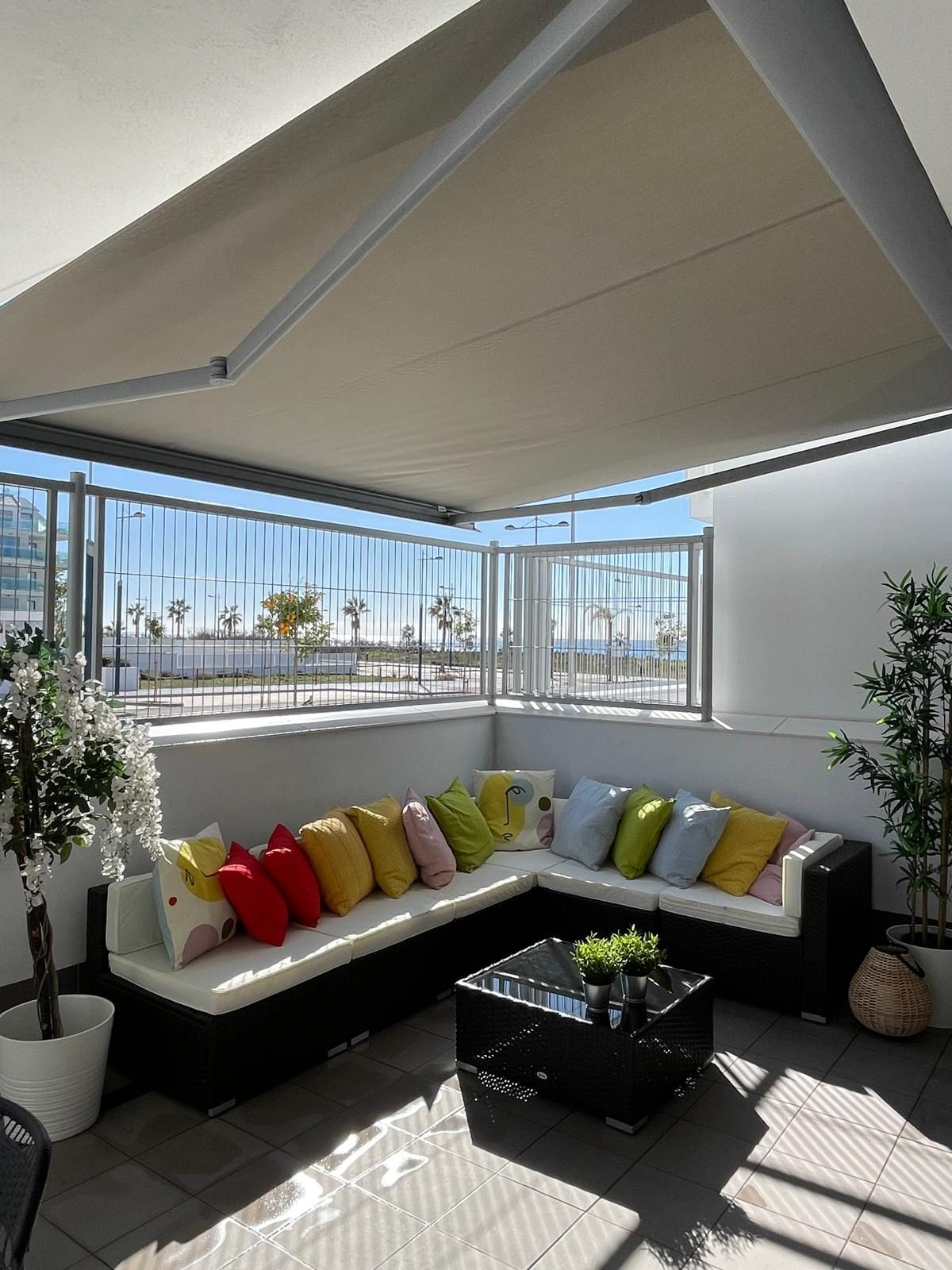 Sofá exterior a la sombra del toldo, apartamento Duna Beach en Torrox Costa