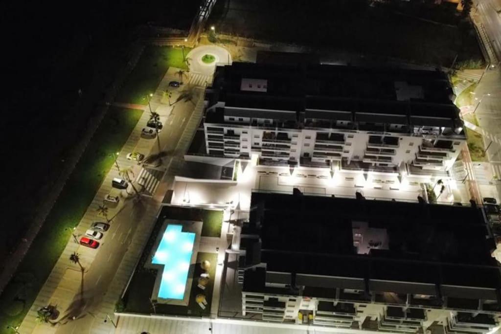 La urbanización de noche, apartamento Duna Beach en Torrox Costa