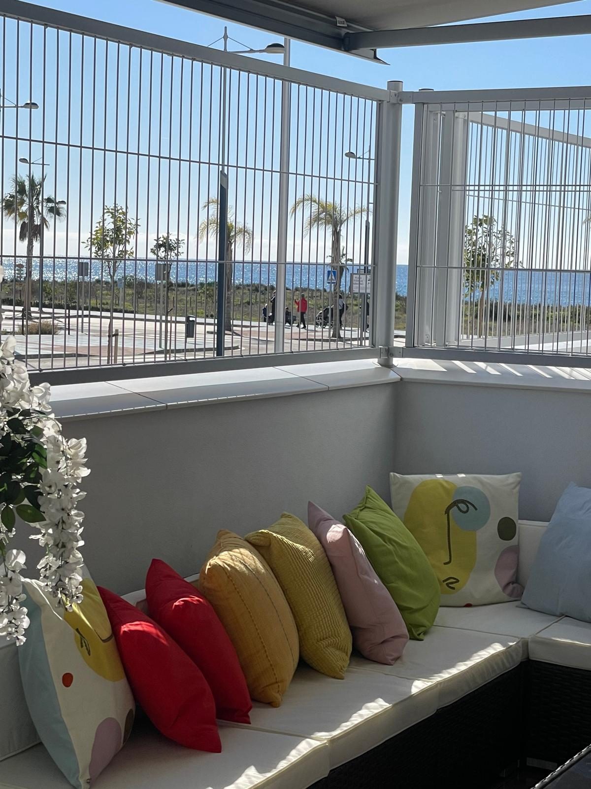 Terraza chill-out con vistas al paseo marítimo y al mar