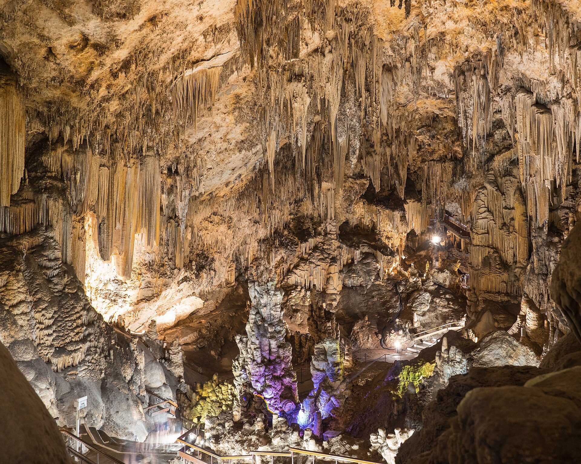 Estalactitas y columnas dentro de la Cueva de Nerja