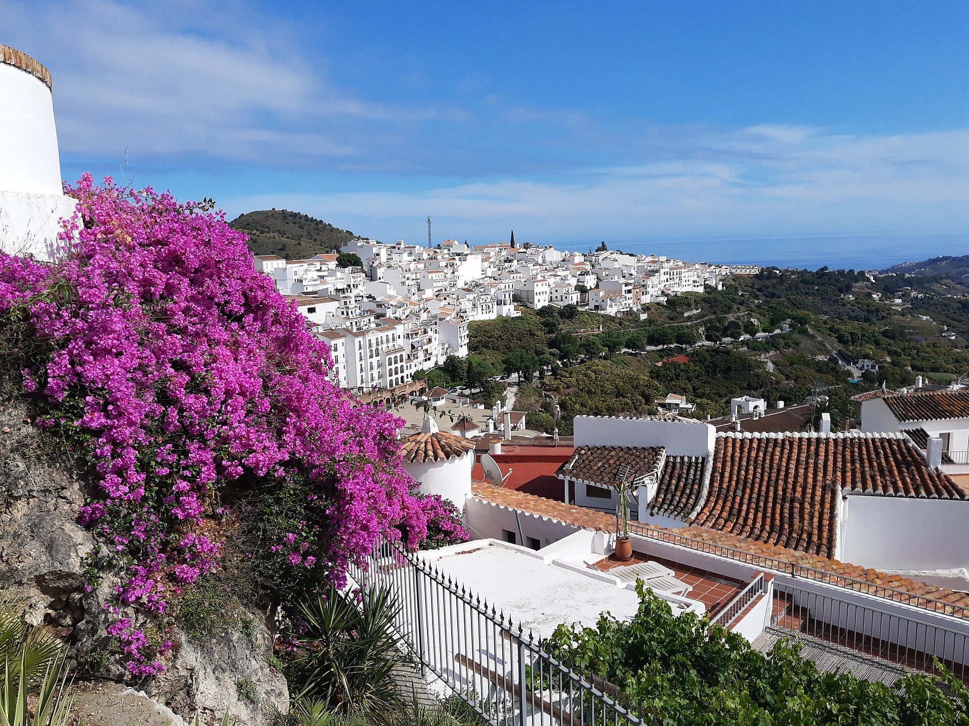 Frigiliana, pueblo blanco con buganvillas y vistas al valle