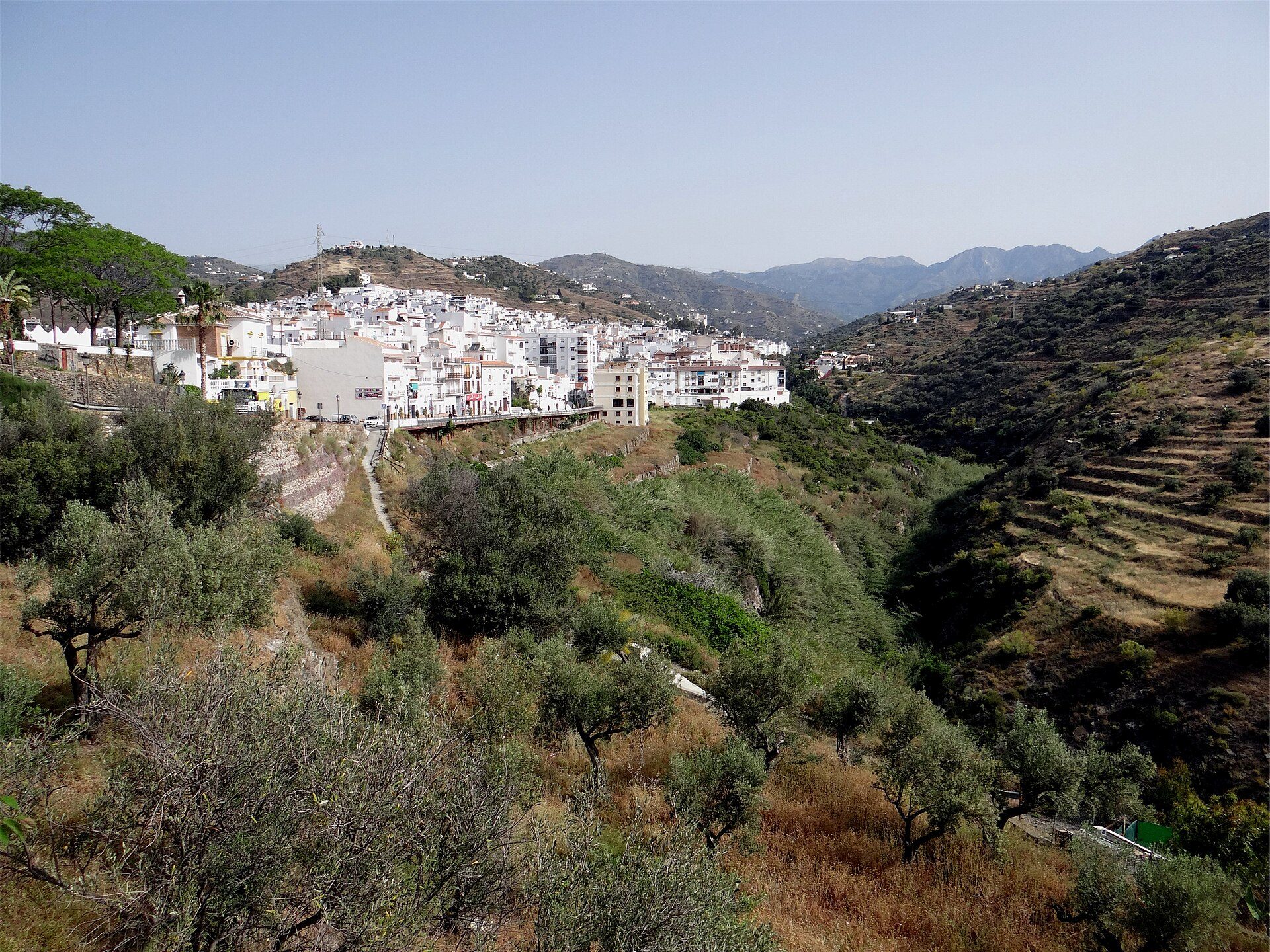 Torrox pueblo, casas blancas en la ladera del valle